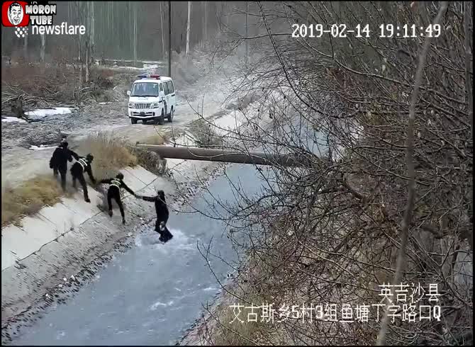 Video: Police in China create a human chain to rescue a toddler who has been washed away by the sea